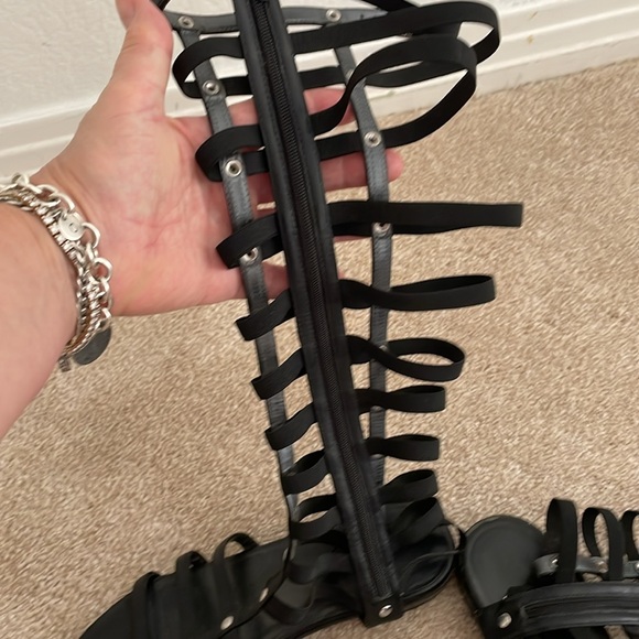 Stuart Weitzman gladiator sandals all leather & studs size 7 black RARE - Picture 9 of 10